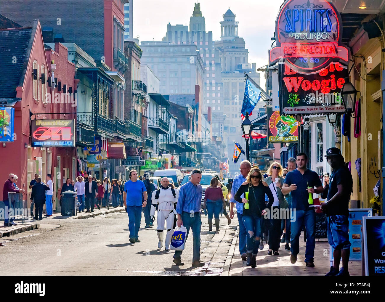 I turisti camminano lungo Bourbon Street nel quartiere Francese, 15 novembre 2015, a New Orleans, Louisiana. Foto Stock