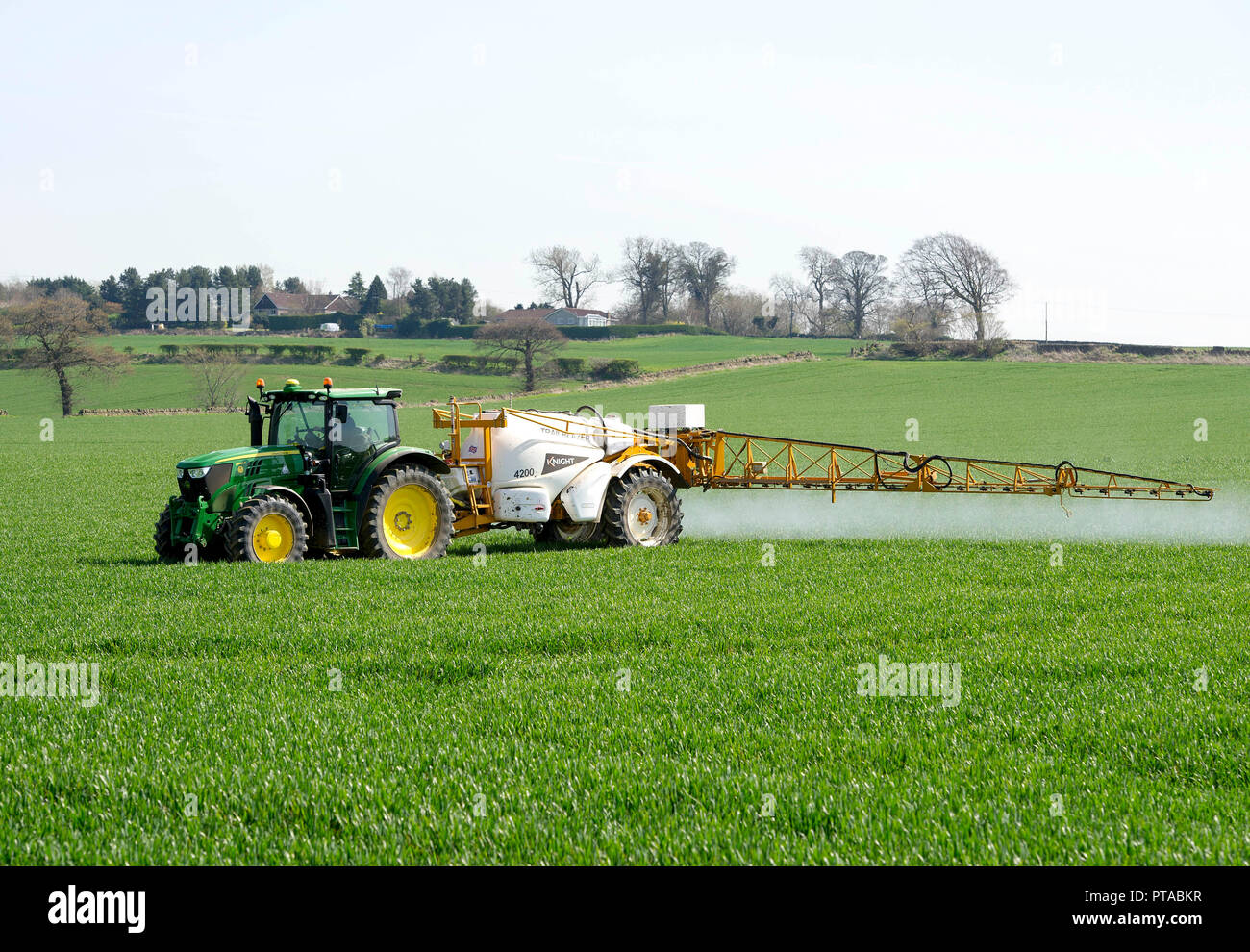 Irrorazione delle colture al Bonnington Agriturismo vicino a Newbridge, Edimburgo. Foto Stock