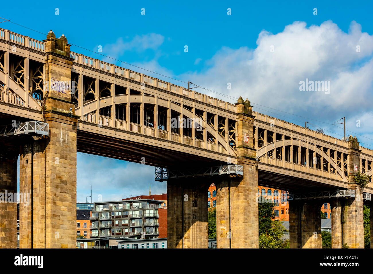 Newcastle upon Tyne, Inghilterra / Regno Unito - Agosto 27 2018: alto livello Bridge Road e ponte ferroviario lungo il Fiume Tyne Foto Stock