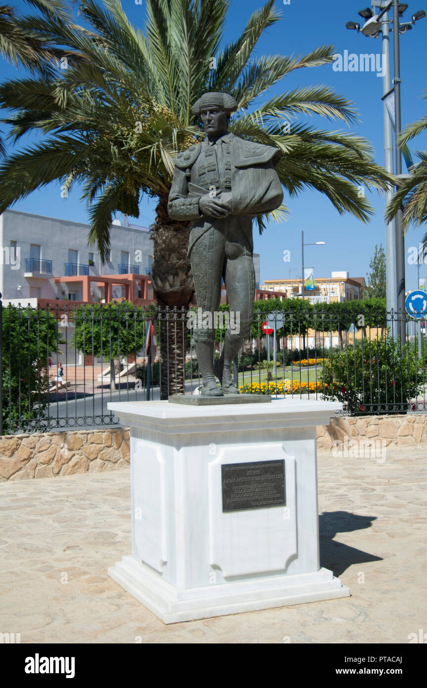 Statua di bronzo del torero Juan Antonio Ruiz (Espartaco) al di fuori della Corrida (Plaza de Toros) in Vera, Almeria, Spagna Foto Stock