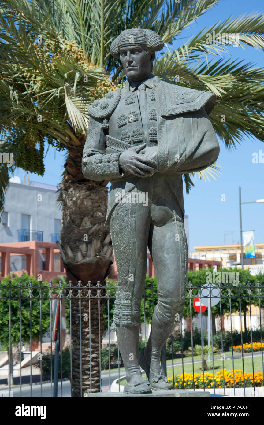 Statua di bronzo del torero Juan Antonio Ruiz (Espartaco) al di fuori della Corrida (Plaza de Toros) in Vera, Almeria, Spagna Foto Stock
