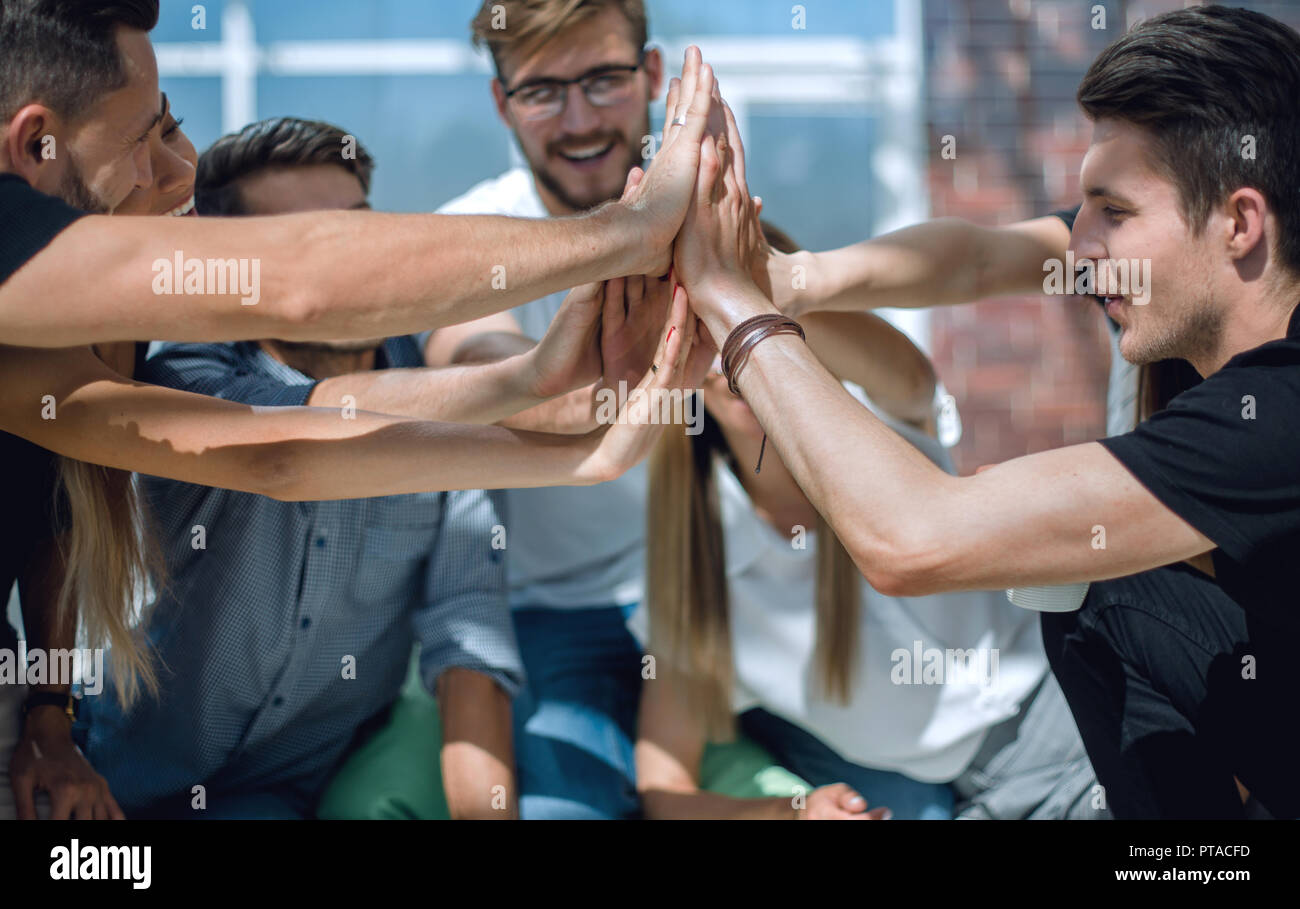 Creative team aziendale che mostra la loro unità Foto Stock