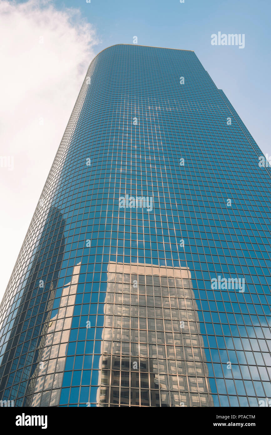 Un bicchiere alto cielo raschiatore con riflessioni e cielo blu Foto Stock