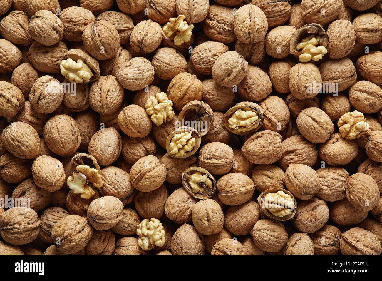 Noci con e senza i serbatoi di riempimento (foto). Sfondo di le noci fresche. Foto Stock