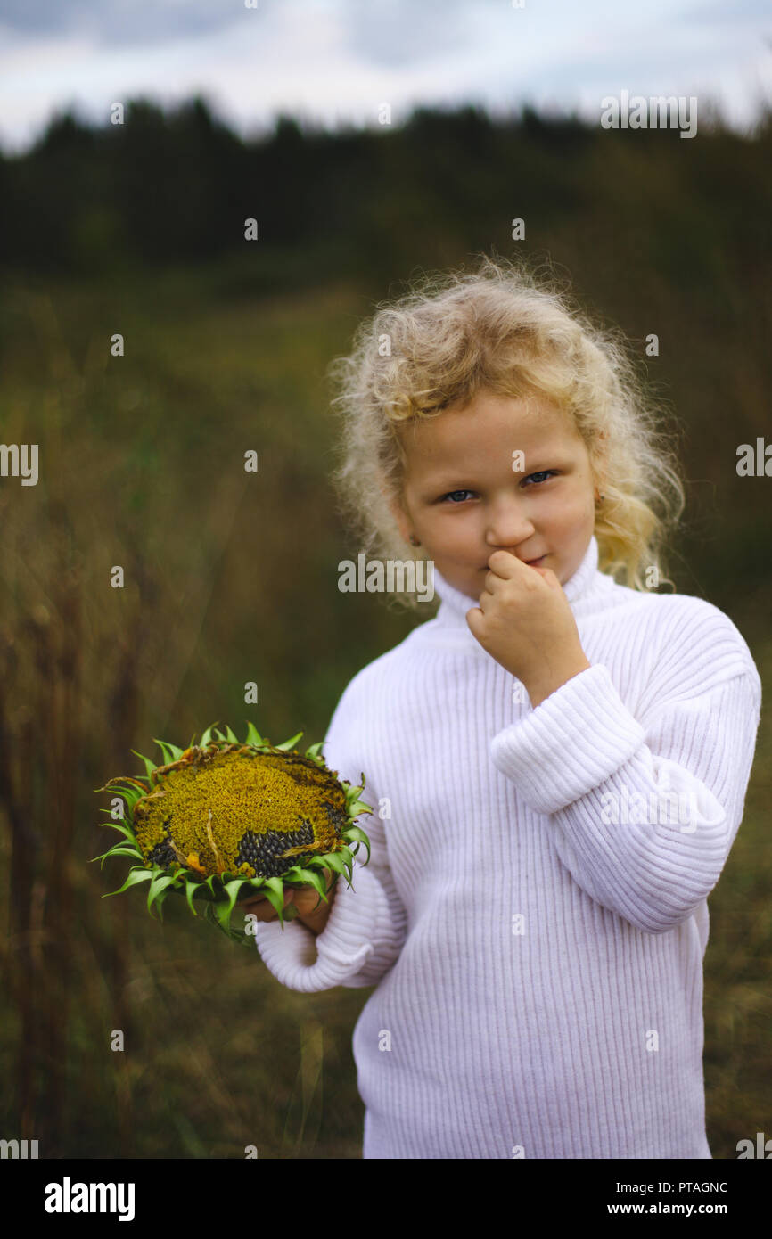 Bambina nel campo con il girasole Foto Stock