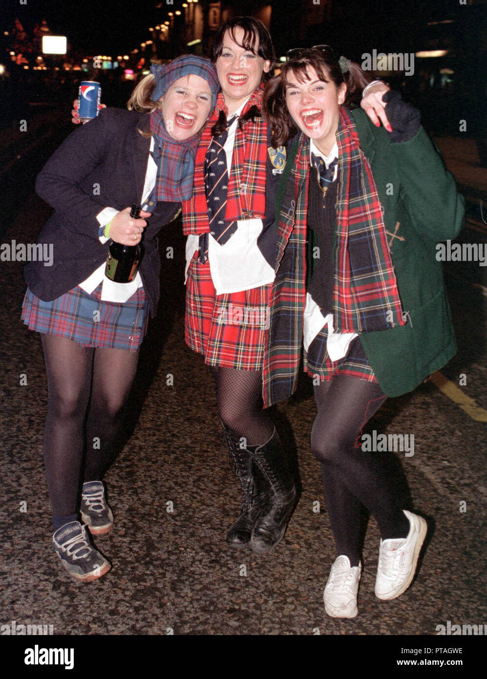 Hogmanay celebrazioni su Princes Street, Edimburgo, 1997/1998. Celebrare nel più grande Deuropa Hogmanay party sono studenti Katherine Smith, Louisa Depaola e Faye Drummond Walker. Foto Stock