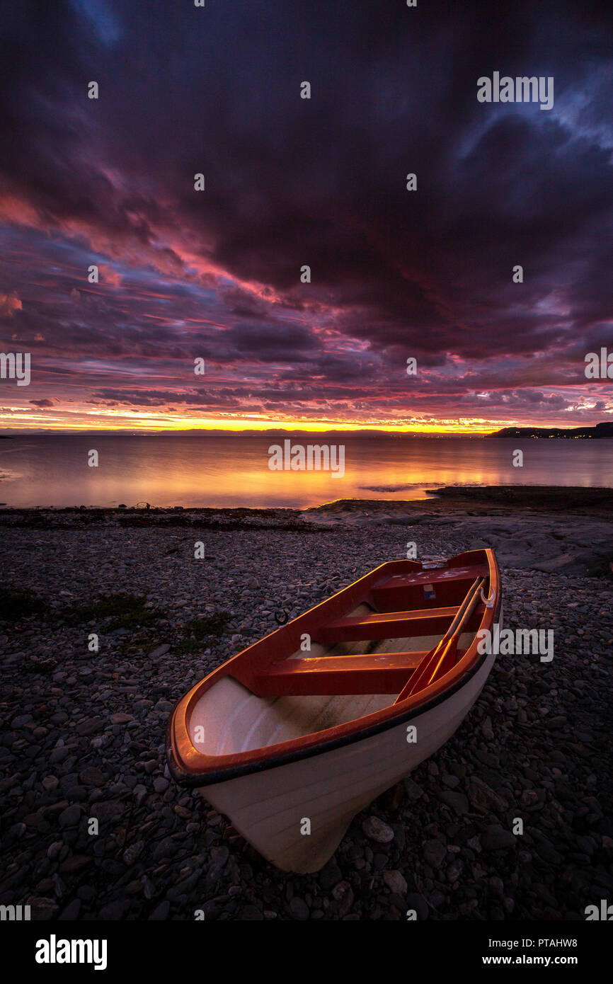 Barca sulle rive del Trondheimsfjorden Flatholmen in spiaggia, muruvik. L'orario del tramonto. Norvegia Foto Stock