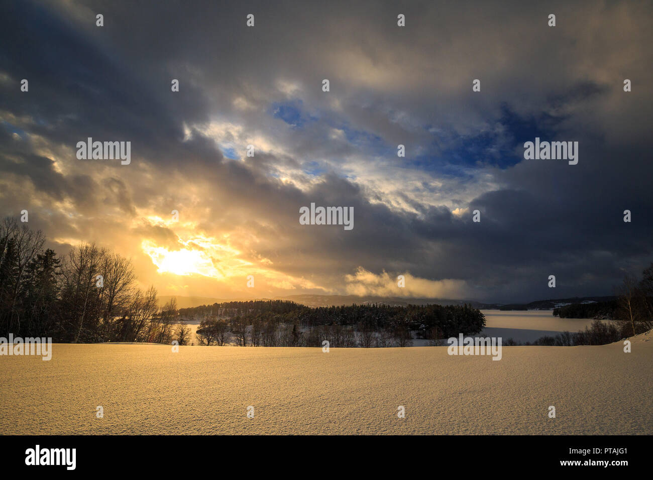 Incredibile cielo e della luce del sole sopra il lago Jonsvatnet, area di Trondheim, norvegese l'inverno. Foto Stock