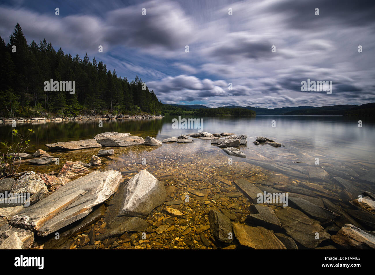 Le rive del lago Jonsvatnet nel tempo della tecnica di esposizione. Estate in Norvegia. Foto Stock