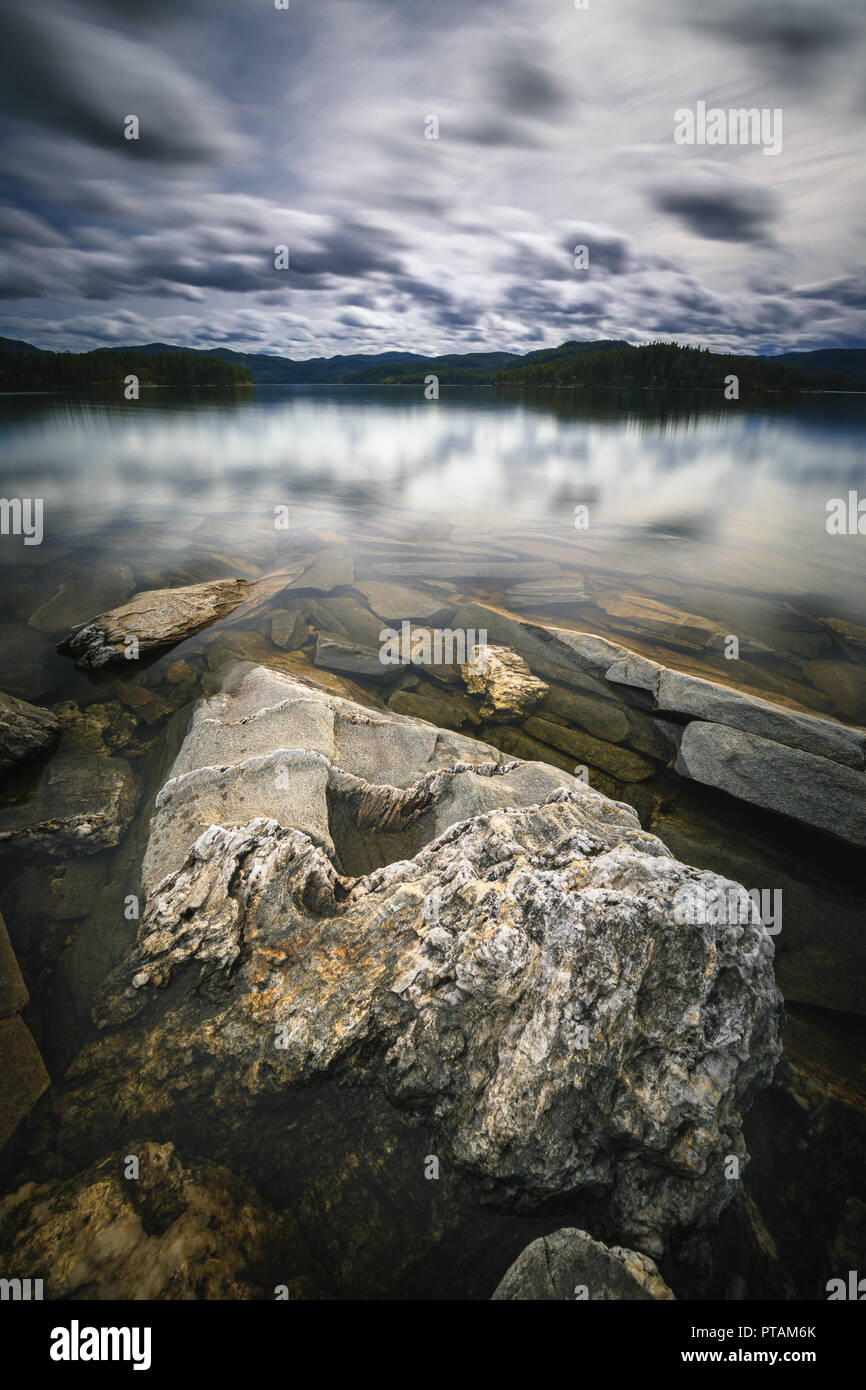 Le rive del lago Jonsvatnet nel tempo della tecnica di esposizione. Estate in Norvegia. Foto Stock