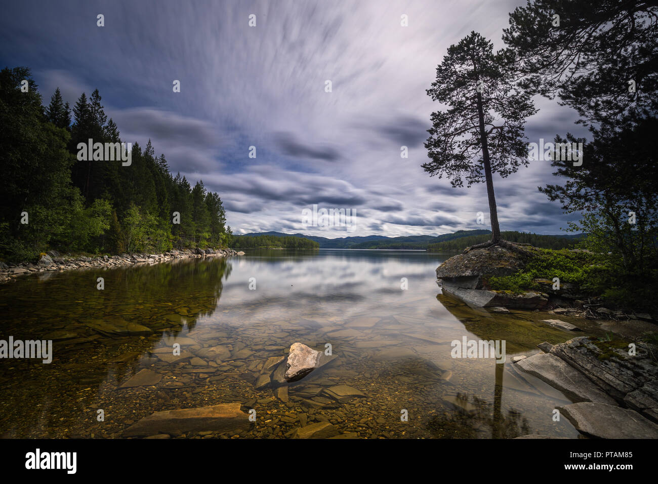 Le rive del lago Jonsvatnet nel tempo della tecnica di esposizione. Estate in Norvegia. Foto Stock