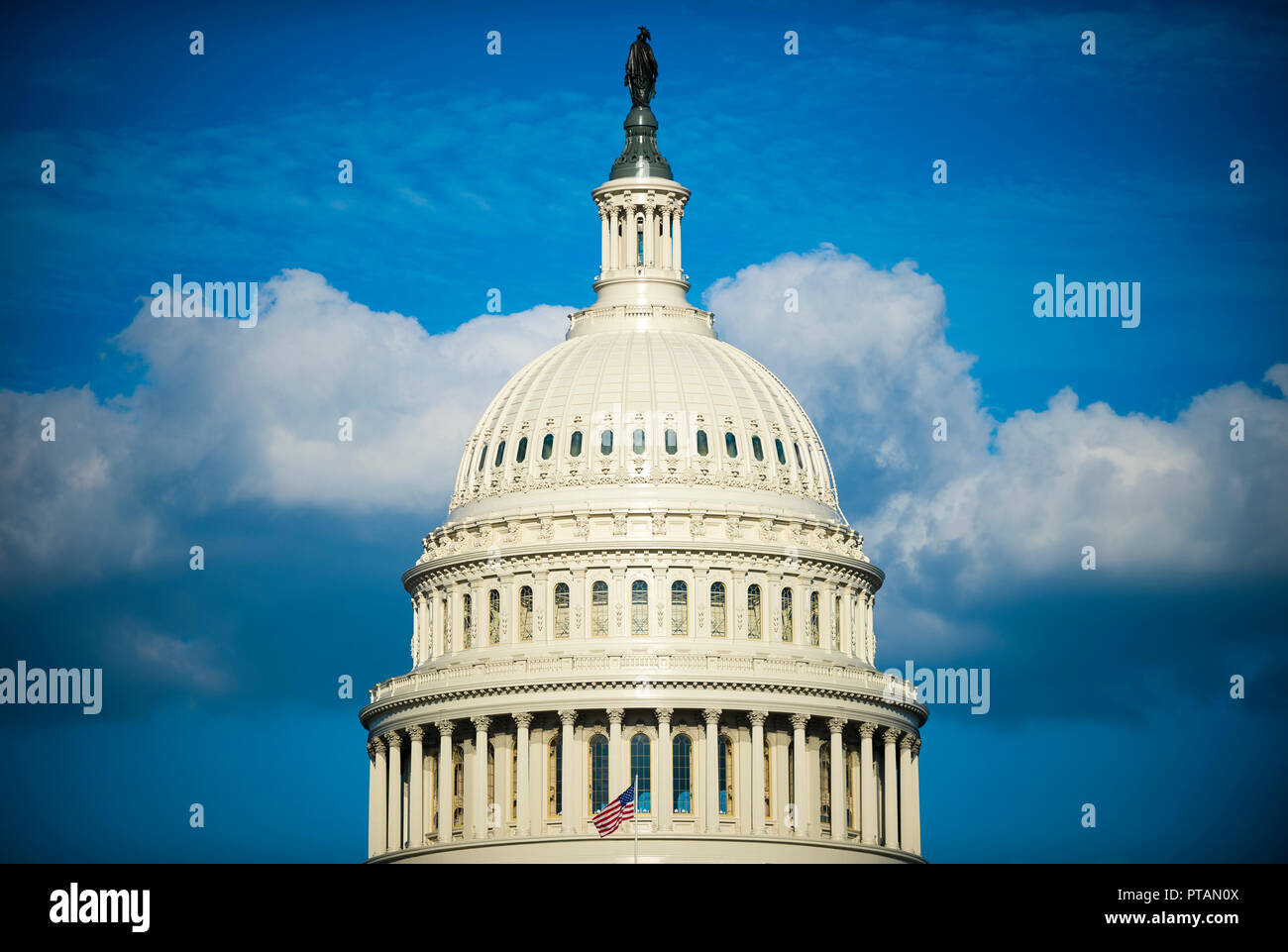 Luminosa e soleggiata e vista sulla cupola del Campidoglio di Washington, DC, Stati Uniti d'America Foto Stock