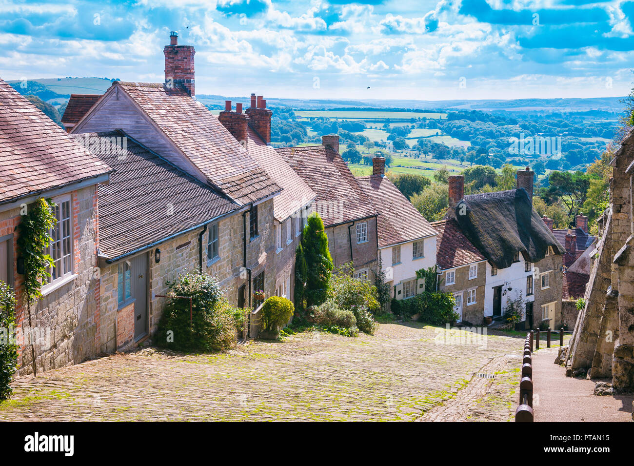 Scenic campagna inglese e vista dalla Collina d'oro, nella tradizionale borgo collinare di Shaftesbury, Inghilterra Foto Stock