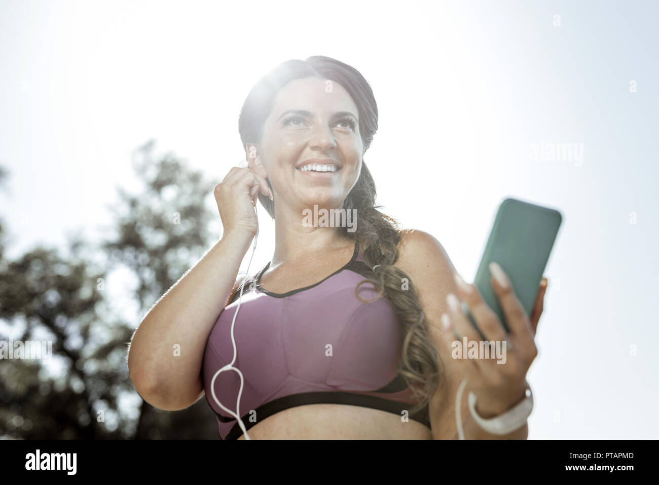 Basso angolo di positivo felice giovane donna Foto Stock