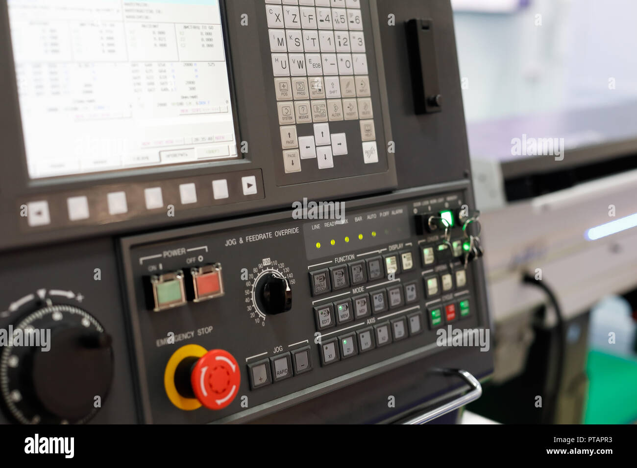 Pannello di controllo del CNC moderna centro di lavorazione. Messa a fuoco selettiva. Foto Stock