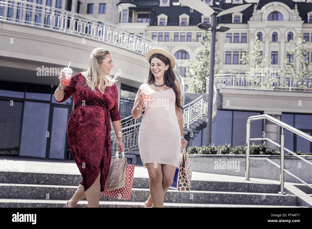 Positive le donne di Nizza andando dal centro commerciale per lo shopping Foto Stock