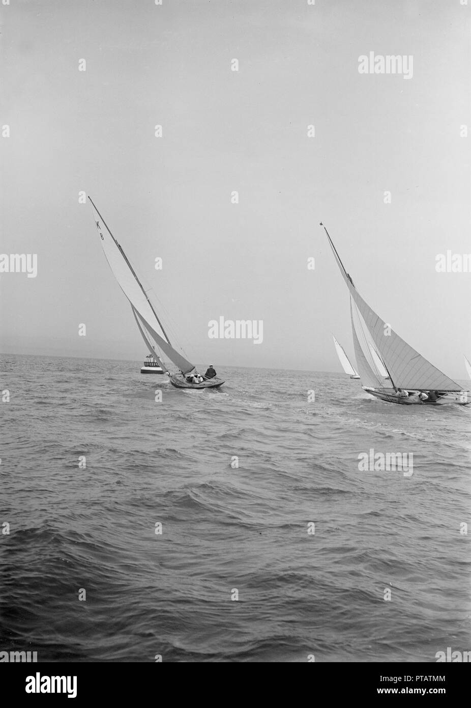 Gruppo di 7 metri di yacht racing, 1913. Creatore: Kirk & Figli di Cowes. Foto Stock