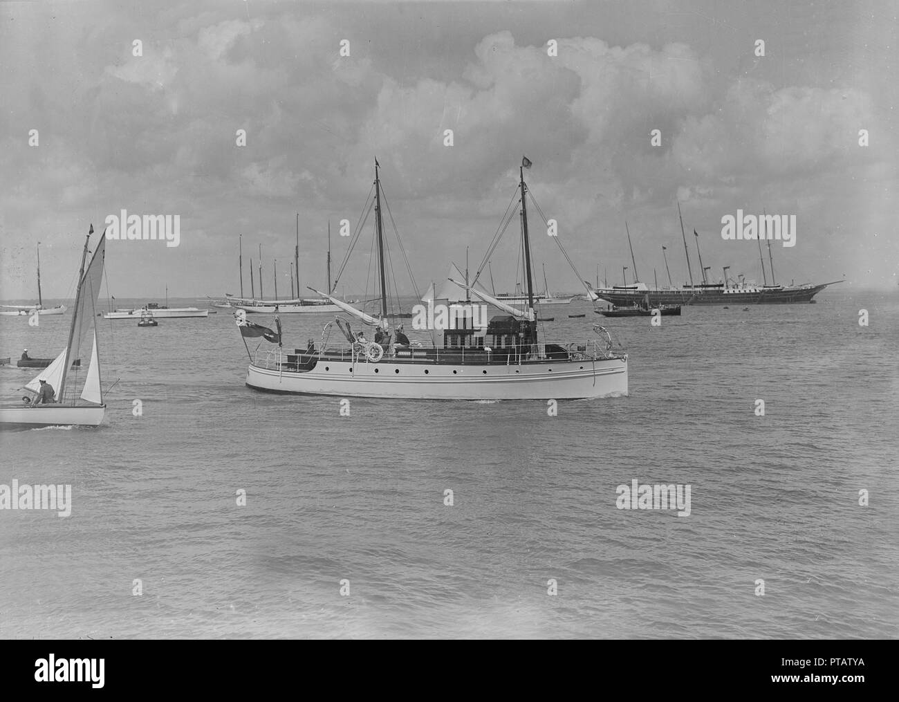 Il motor yacht 'Silver Cloud' in corso, 1920. Creatore: Kirk & Figli di Cowes. Foto Stock