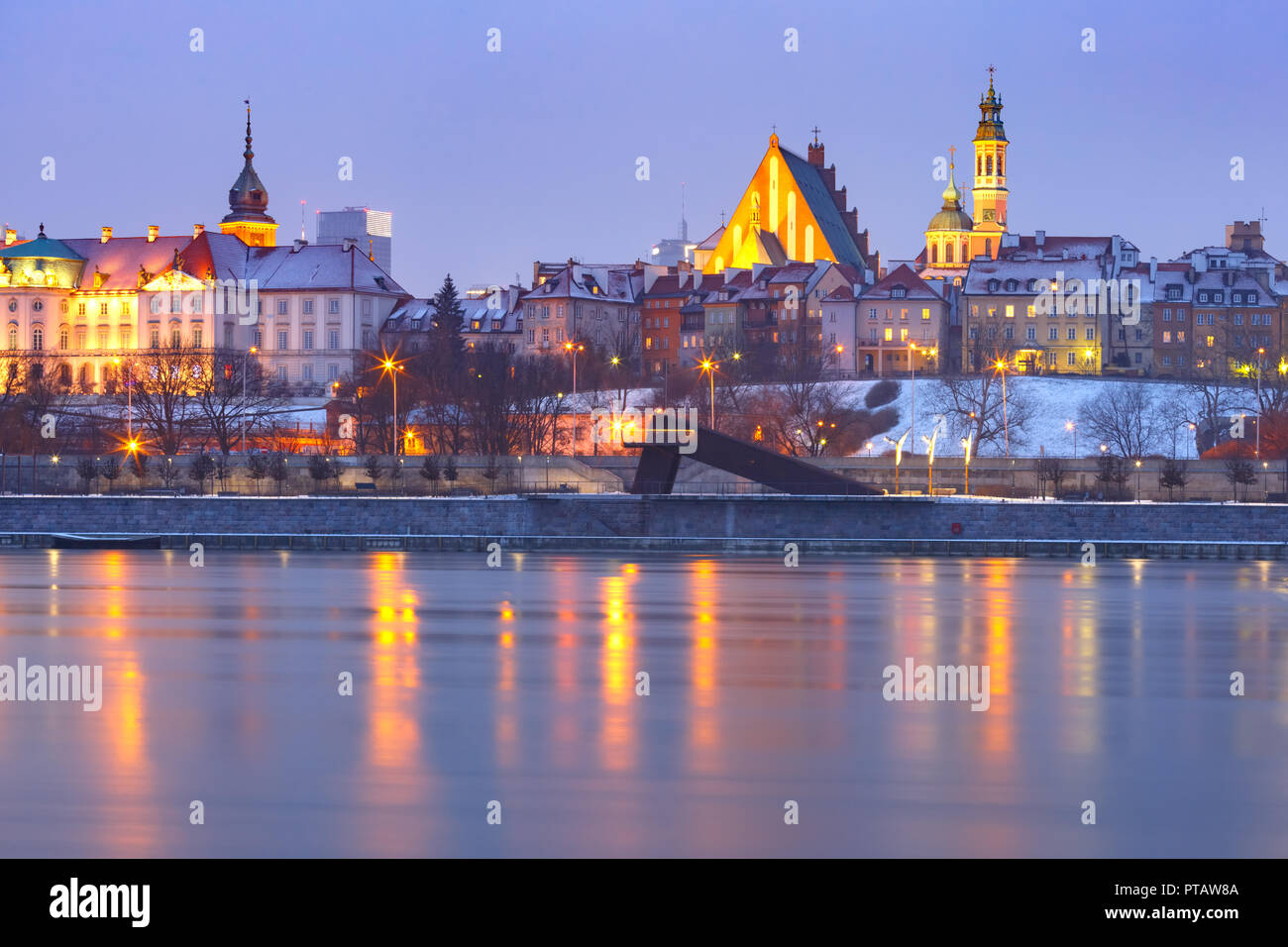 Città Vecchia e il fiume Vistola di notte a Varsavia in Polonia. Foto Stock