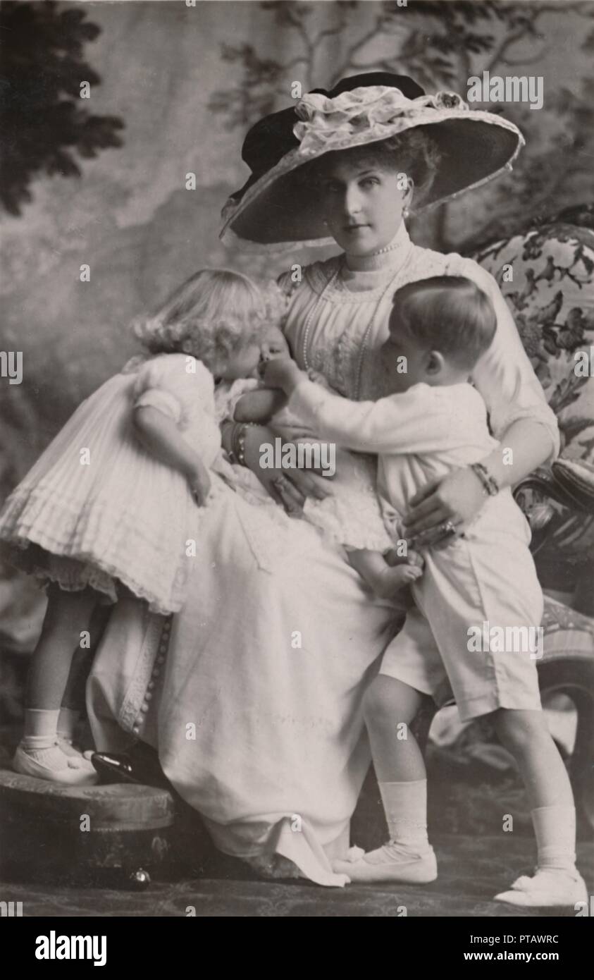"Queen Victoria di Spagna con il Principe Alfonso, la principessa Maria Cristina e la principessa Beatrice, 1911. Creatore: Frank Arthur Swaine. Foto Stock