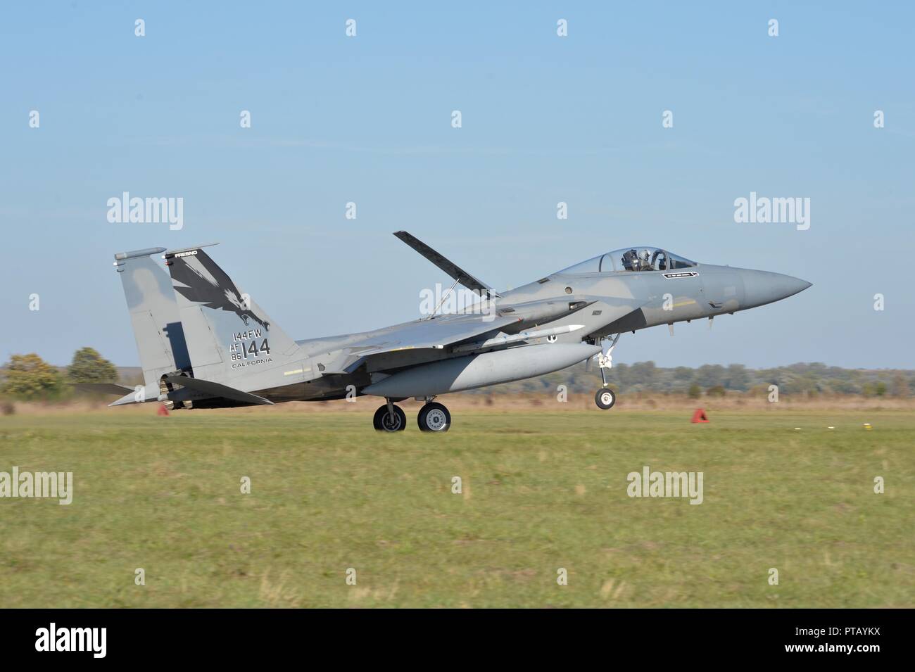 Un U.S. Air Force F-15C Eagle fighter jet terre per la prima volta sul suolo ucraino durante il funzionamento chiaro cielo a Starokostiantyniv Air Base Ottobre 6, 2018 in Starokostiantyniv, Ucraina. Il velivolo parteciperà al più grande dell'aviazione NATO esercizio mai tenuto in Ucraina. Foto Stock