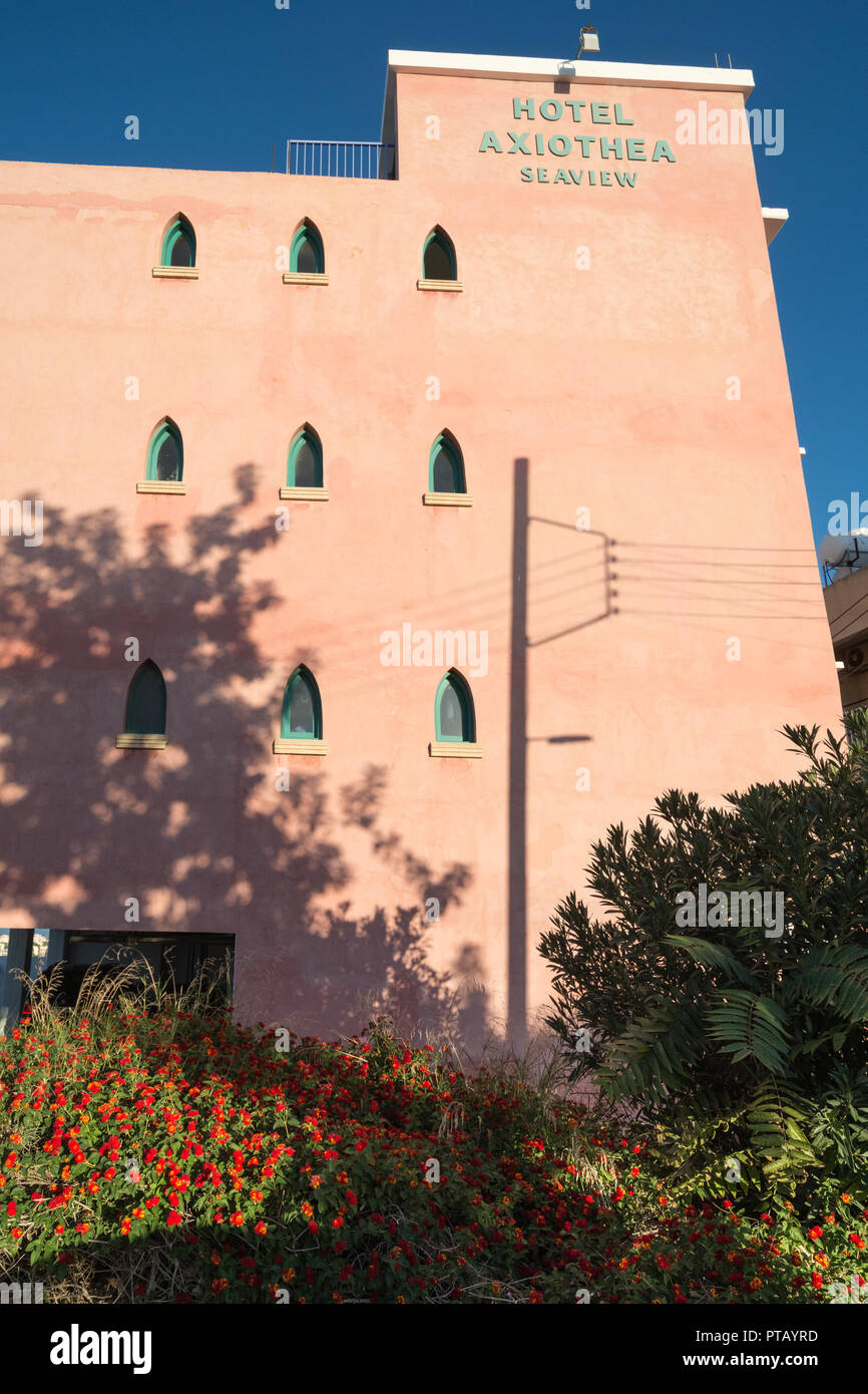 Esterno l'Hotel Axiothea Seaview nella città costiera di Paphos in Cipro Foto Stock