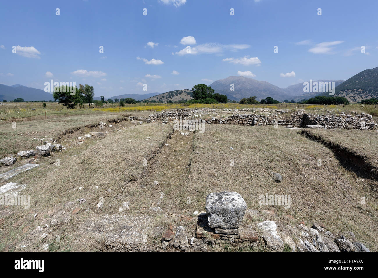 Bagni pubblici rovine complessa, angolo sud est dell'Agorà, Mantineia, Arcadia, Peloponneso e Grecia. Le Terme furono costruite nel II secolo D.C. Foto Stock Bagni pubblici rovine complessa, angolo sud est dell'Agorà, Mantineia, Arcadia, Peloponneso e Grecia. Le Terme furono costruite nel II secolo D.C. Foto Stock
