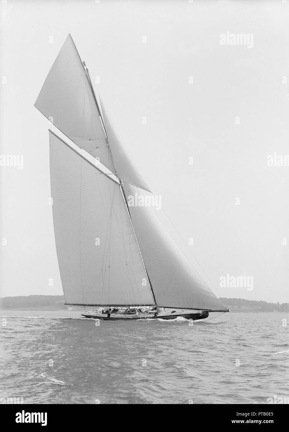 Il torreggiante 10,450 sq ft sail area di 'Shamrock IV", 1914. Creatore: Kirk & Figli di Cowes. Foto Stock