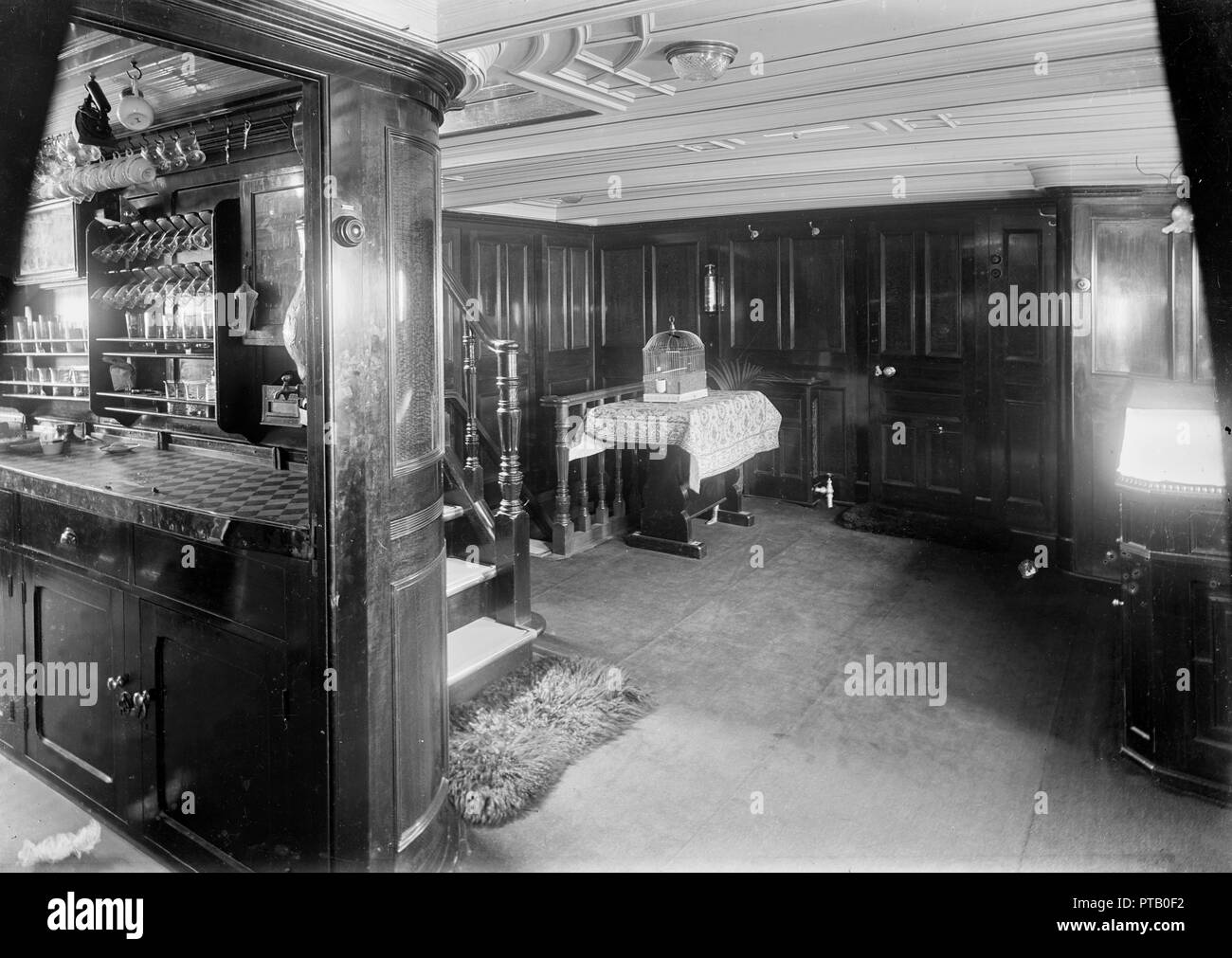 Fine del corridoio e bar su Steam Yacht 'Venetia", 1920. Creatore: Kirk & Figli di Cowes. Foto Stock