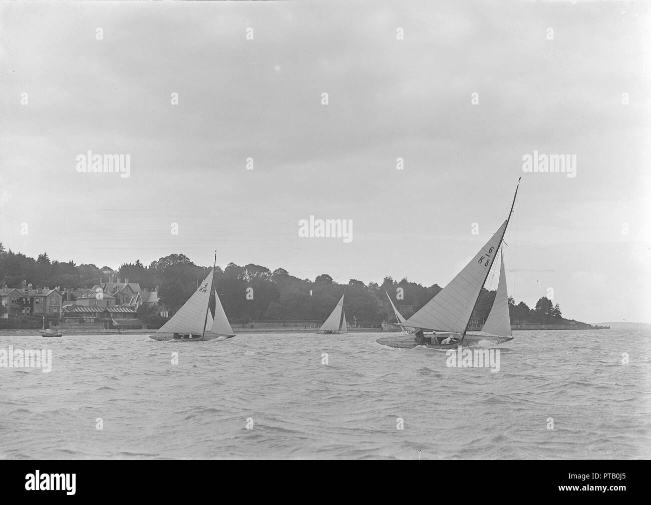 Gruppo di 6 metri di yacht racing controvento, 1921. Creatore: Kirk & Figli di Cowes. Foto Stock