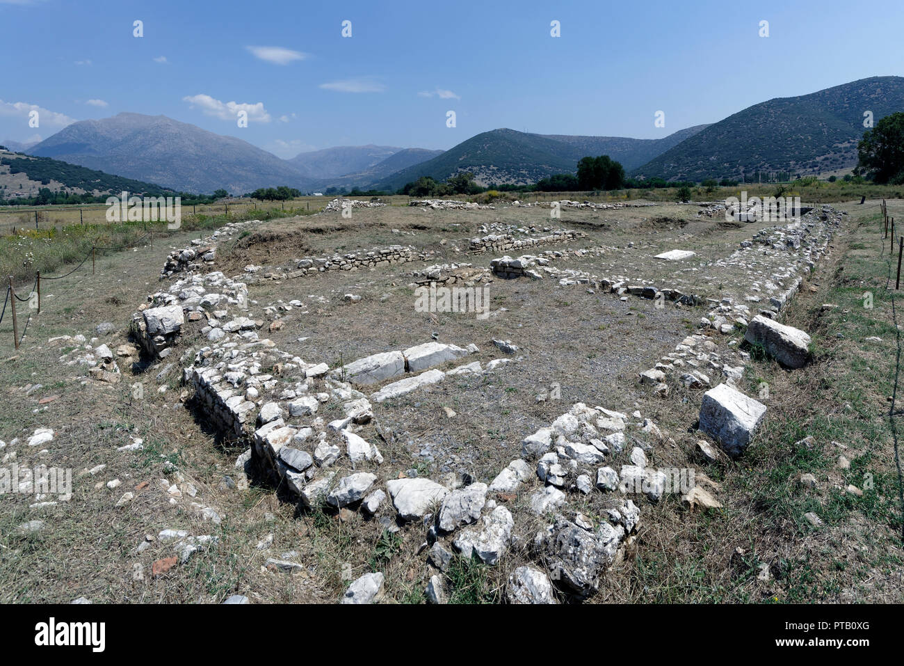 L'esedra di Epigone rovine, vicino al Agora entrata nord, Mantineia, Arcadia, Peloponneso e Grecia. La costruzione semicircolare era a due piani e costruire Foto Stock L'esedra di Epigone rovine, vicino al Agora entrata nord, Mantineia, Arcadia, Peloponneso e Grecia. La costruzione semicircolare era a due piani e costruire Foto Stock