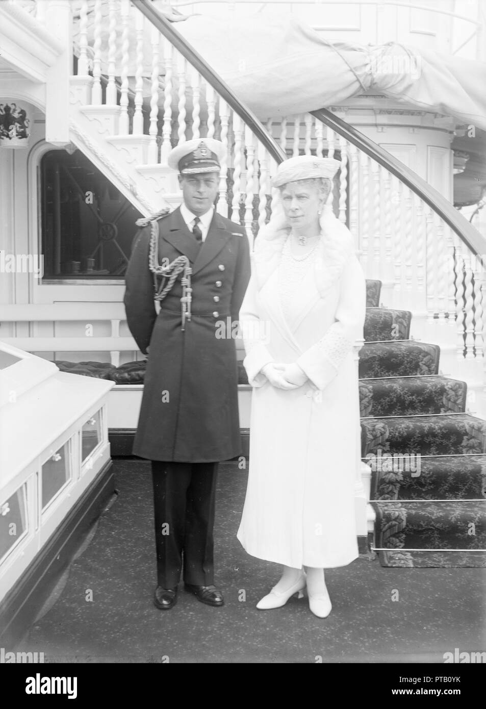 Prince George e Queen Mary a bordo di "HMY Victoria and Albert', C1933. Creatore: Kirk & Figli di Cowes. Foto Stock