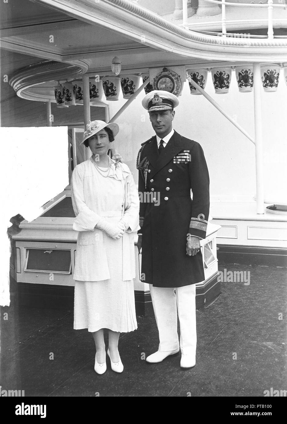 Il Duca e la duchessa di York a bordo di "HMY Victoria and Albert', 1935. Creatore: Kirk & Figli di Cowes. Foto Stock