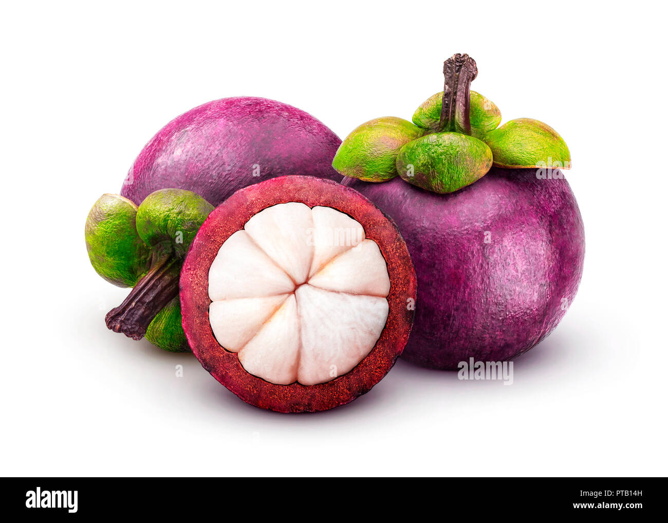 Mangosteen isolato su sfondo bianco con percorso di clipping. Due tutta la regina dei frutti e una metà come pacchetto di elementi di design Foto Stock