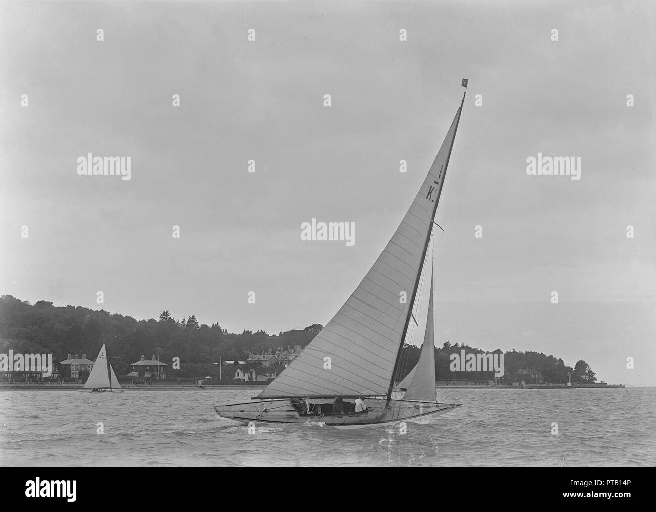 Il misuratore 6 classe "aiuto Marion' (K22) vela bolina, 1921. Creatore: Kirk & Figli di Cowes. Foto Stock