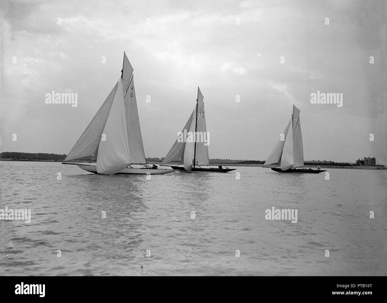 Nessun vento per la 8 classe di Misuratore 'l'marinato la scuola', 'Spero' e 'l'Antwerpia IV", 25 maggio 1912. Creatore: Kirk & Figli di Cowes. Foto Stock