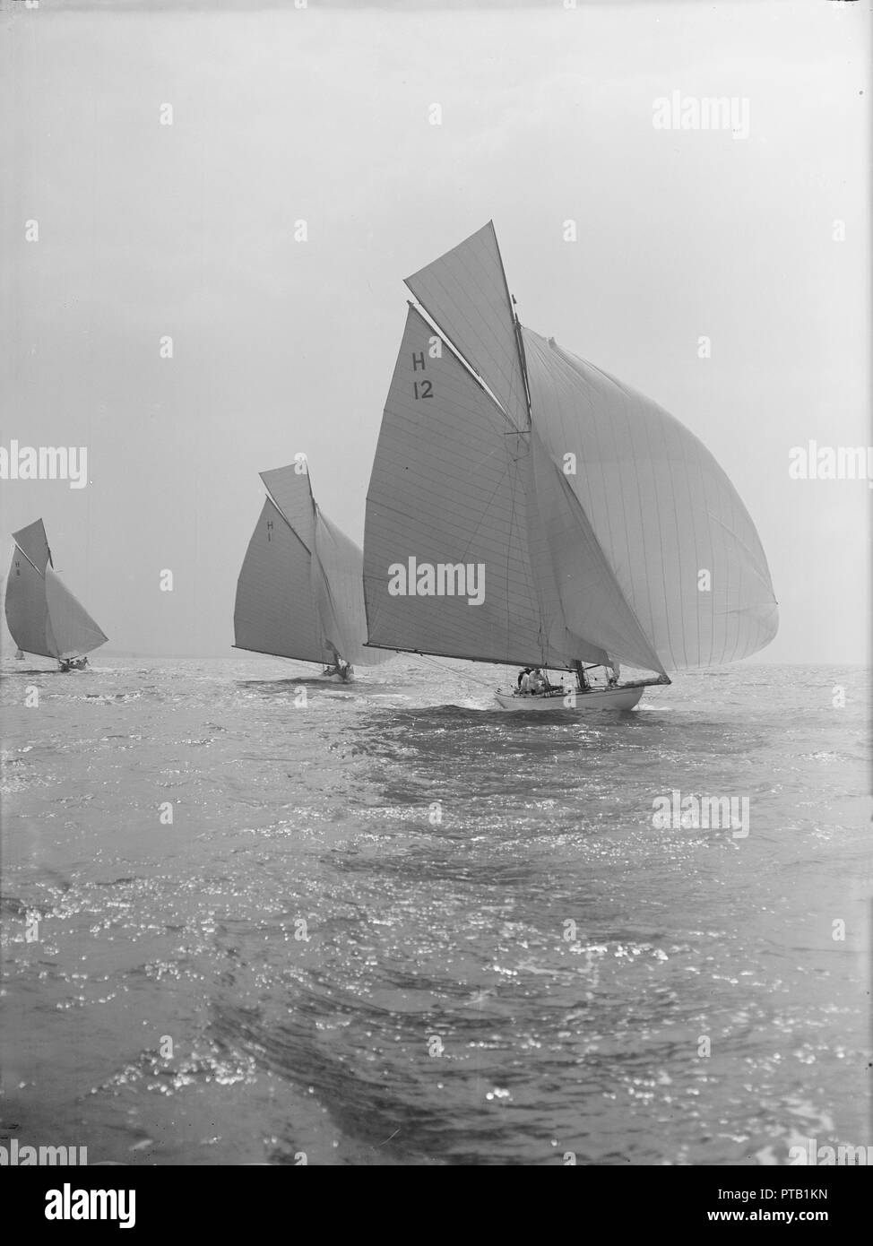 'L'marinato la scuola' e 'Antwerpia IV' racing con spinnaker, 27 maggio 1912. Creatore: Kirk & Figli di Cowes. Foto Stock