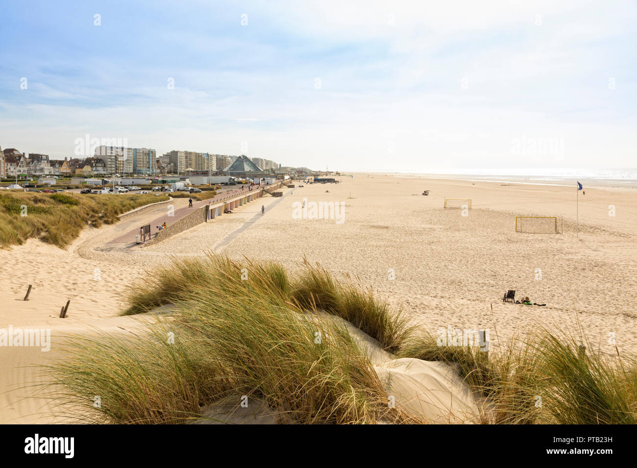 La spiaggia e gli edifici di fronte al porto di Le Touquet-Paris Plage, Francia Foto Stock
