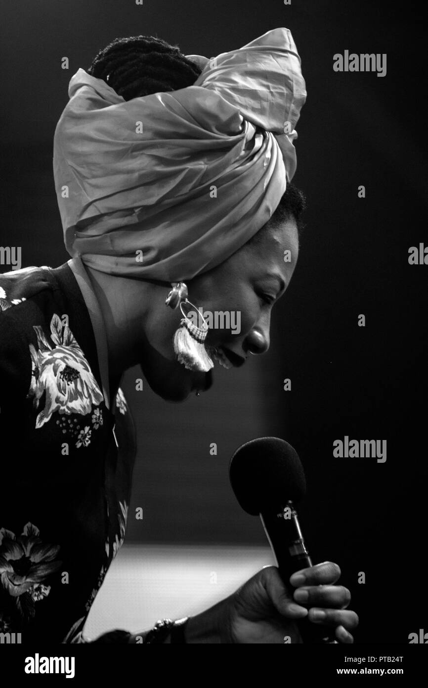 Maliano cantante e chitarrista, Fatoumata Diawara, eseguendo a George Square, Glasgow, Scozia, il 12 agosto 2018, durante il Festival 2018 Foto Stock