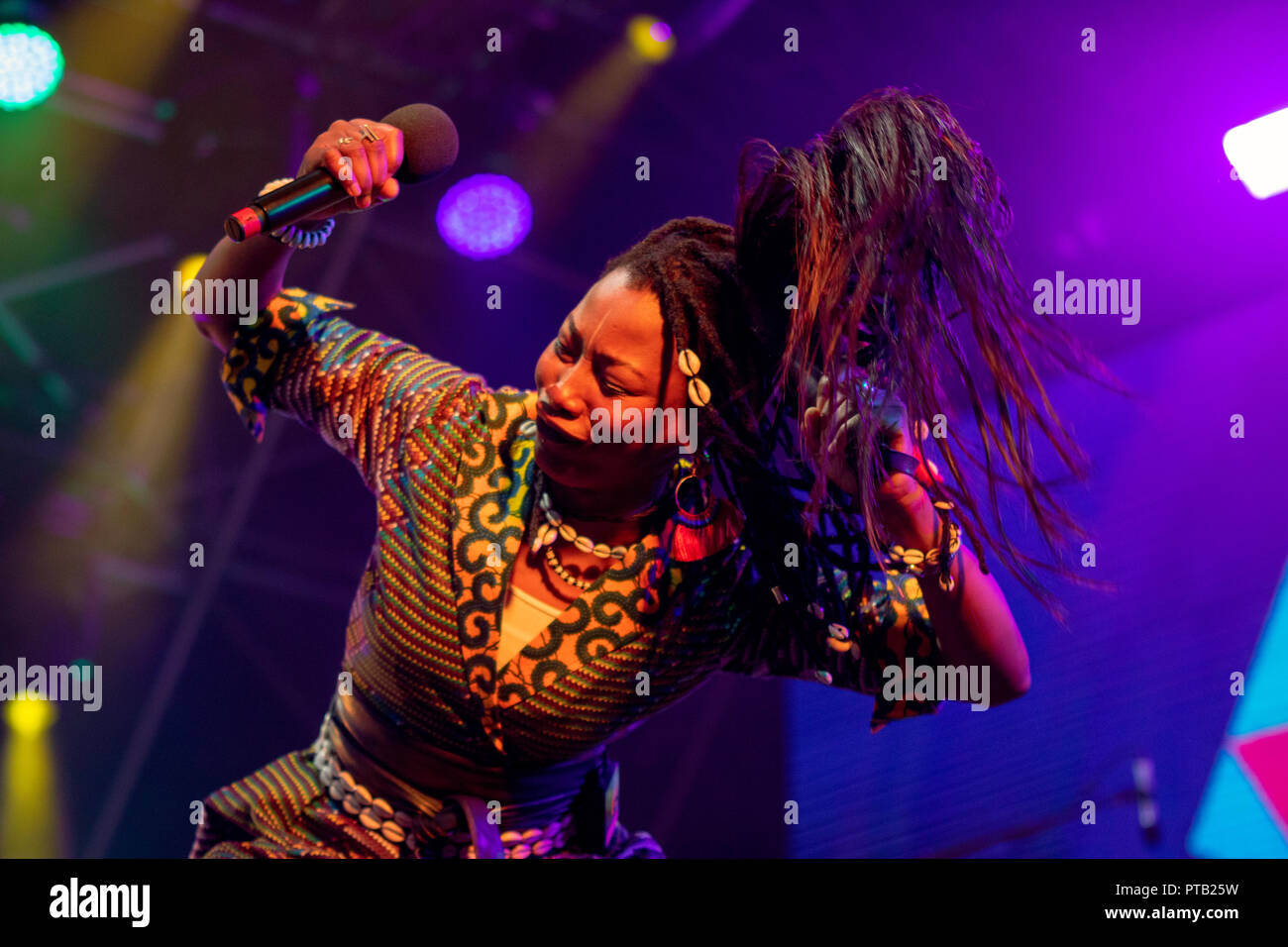 Maliano cantante e chitarrista, Fatoumata Diawara, eseguendo a George Square, Glasgow, Scozia, il 12 agosto 2018, durante il Festival 2018 Foto Stock