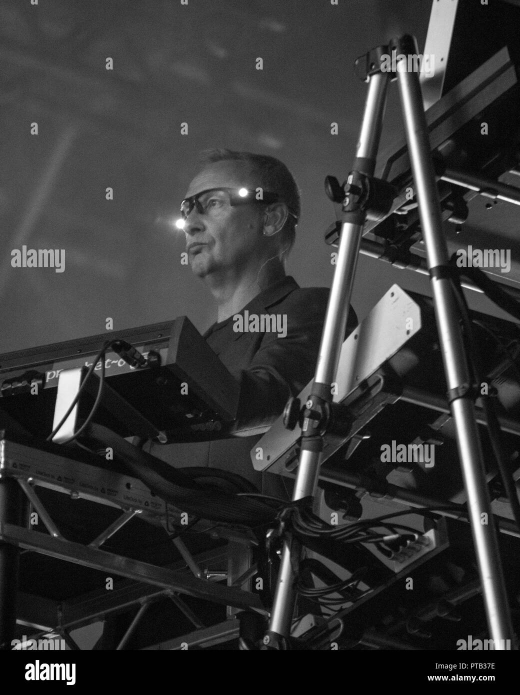 Paul Hartnoll del duo di EDM, orbitali, eseguendo a George Square, Glasgow, Scozia, il 10 agosto 2018, durante il Festival 2018 Foto Stock