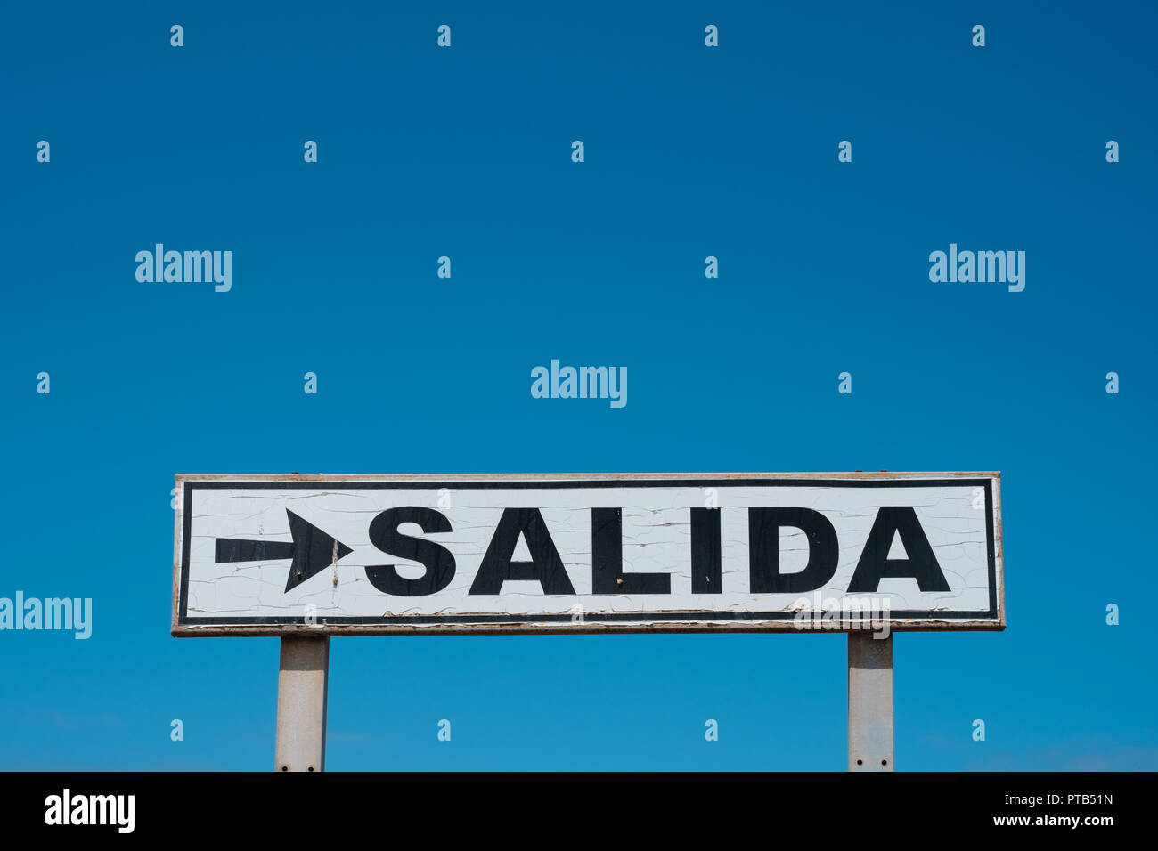 Segnale di uscita (spagnolo: SALIDA) isolato sul cielo blu Foto Stock
