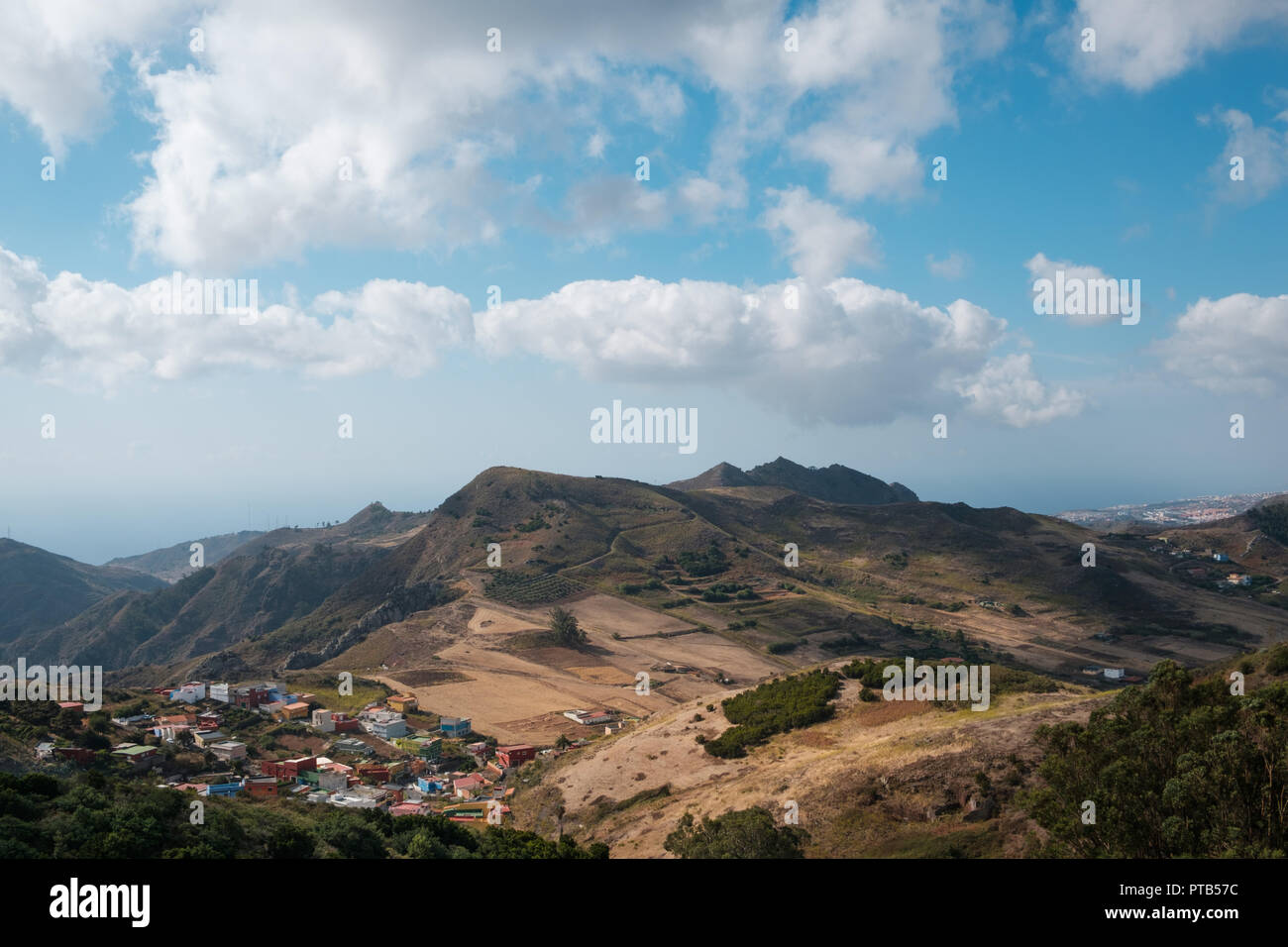 Paesaggio veduta aerea valley, colline e villaggio - paesaggio rurale del Nord Tenerife Foto Stock
