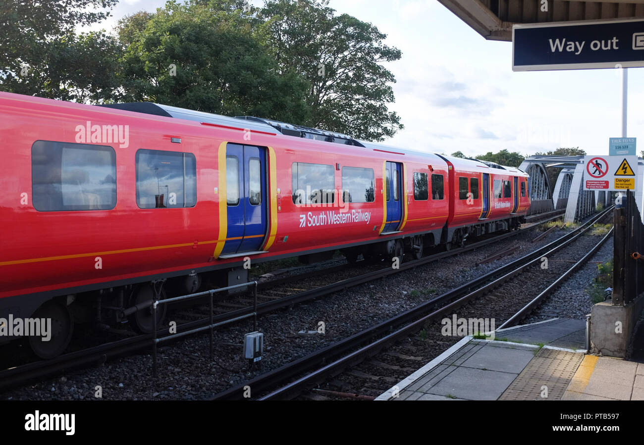 South Western Ferrovie treno passa attraverso Barnes ponte stazione ferroviaria Mortlake Londra UK fotografia scattata da Simon Dack Foto Stock