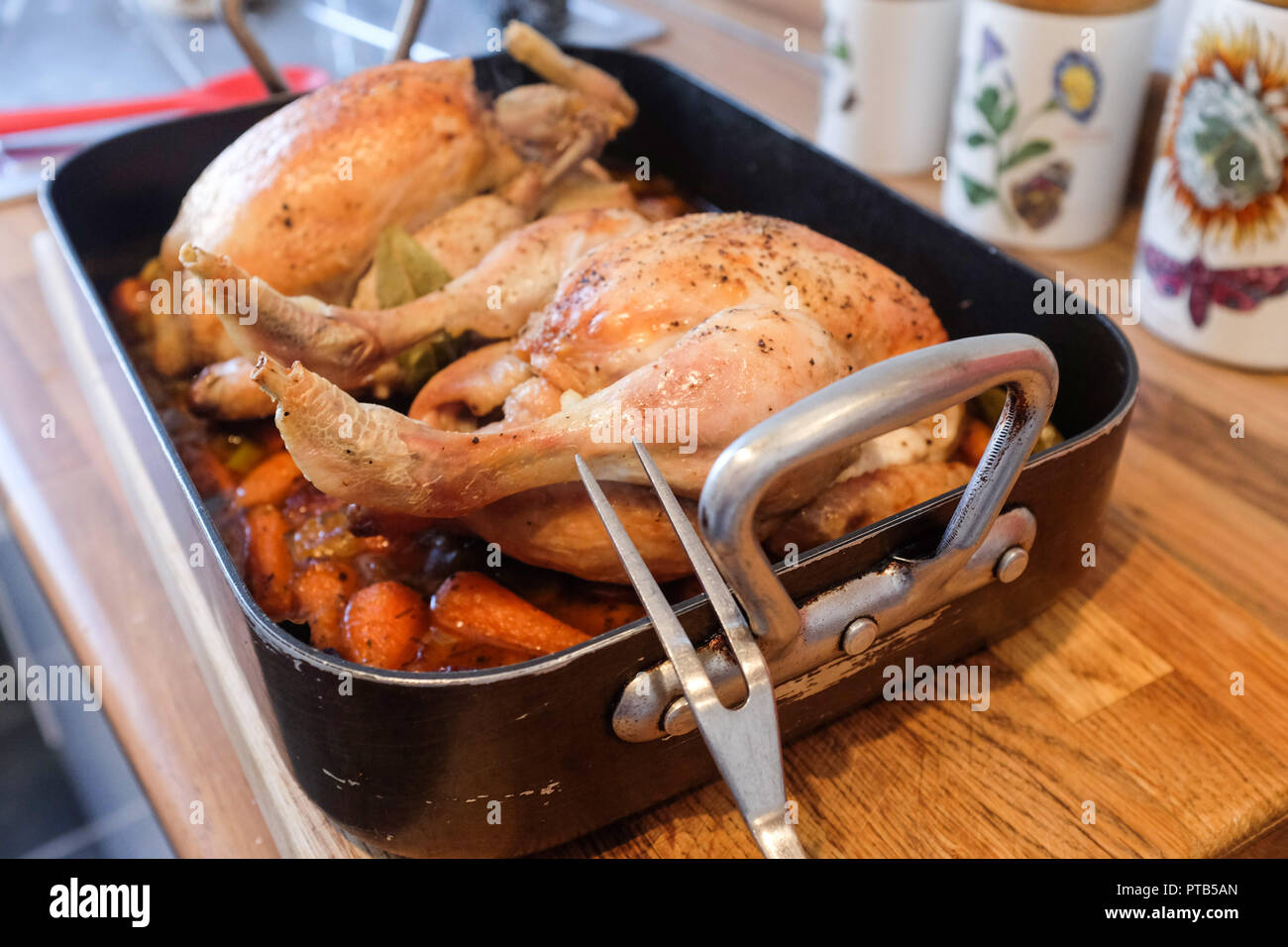 Due polli arrosto cotto in sidro con verdura stile Spagnolo - una pentola di cottura domestico Foto Stock