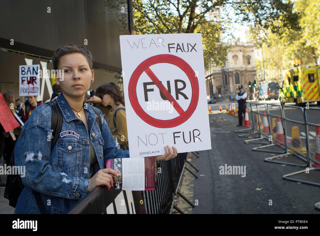 Londra REGNO UNITO 14 SETTEMBRE 2018, London Fashion Week PETA i manifestanti in cat outfits celebrare un 'No Fur' fashion week, Foto Stock