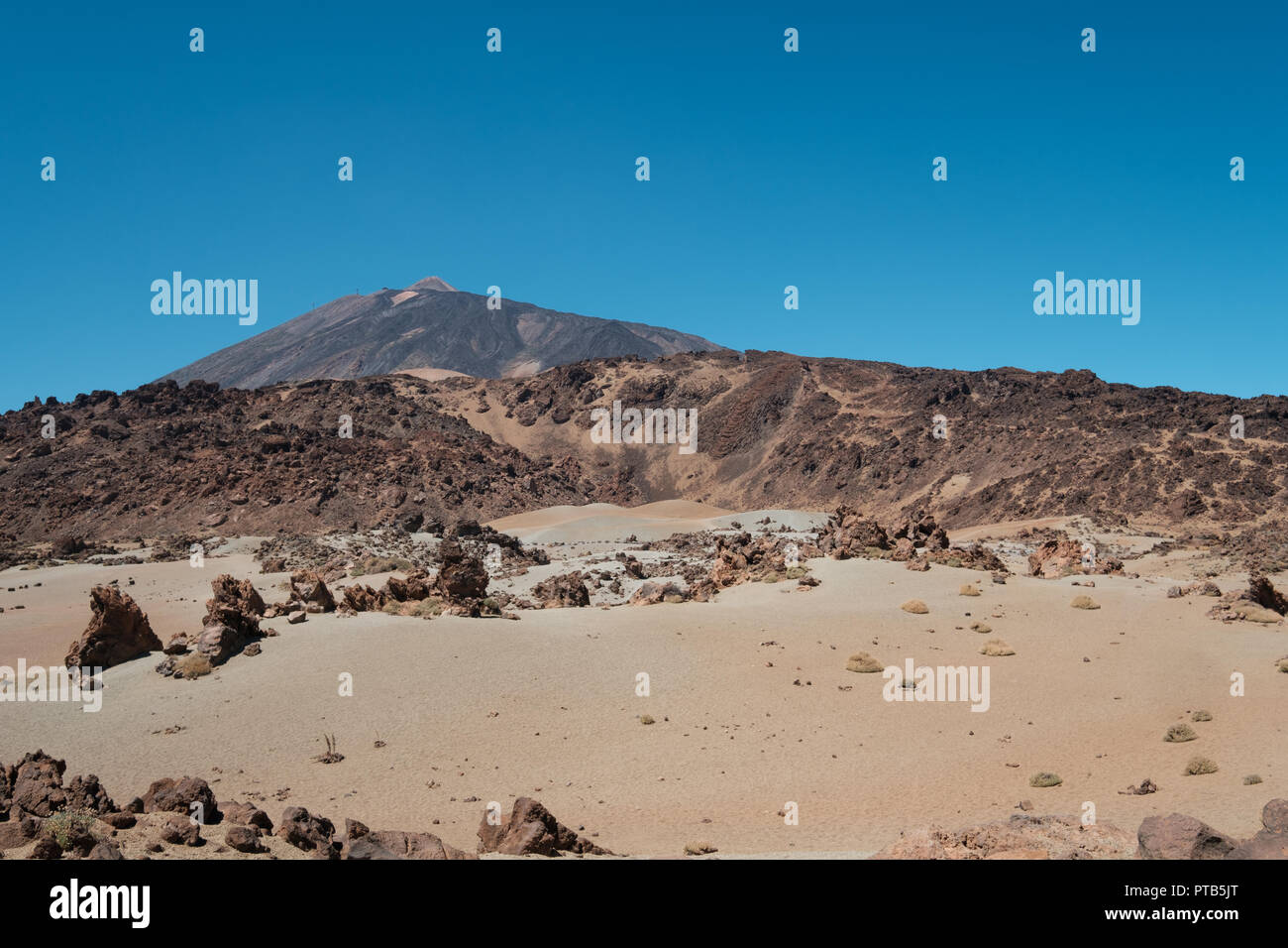 Il paesaggio del deserto e picco di montagna vista dal cratere vulcanico, Pico del Teide Tenerife - Foto Stock
