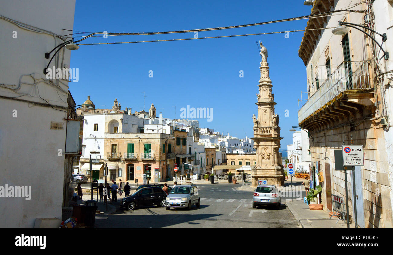 OSTUNI, Italia - 31 luglio 2017: piazza principale nel centro di Ostuni in Puglia, Italia Meridionale Foto Stock