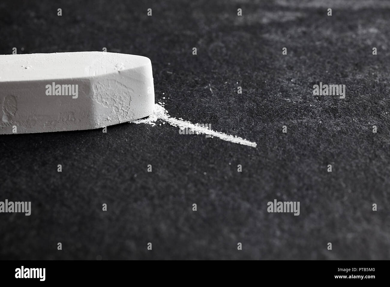 Extreme close up foto di una punta di gesso disegno di linea di parola, il fuoco selettivo. Foto Stock