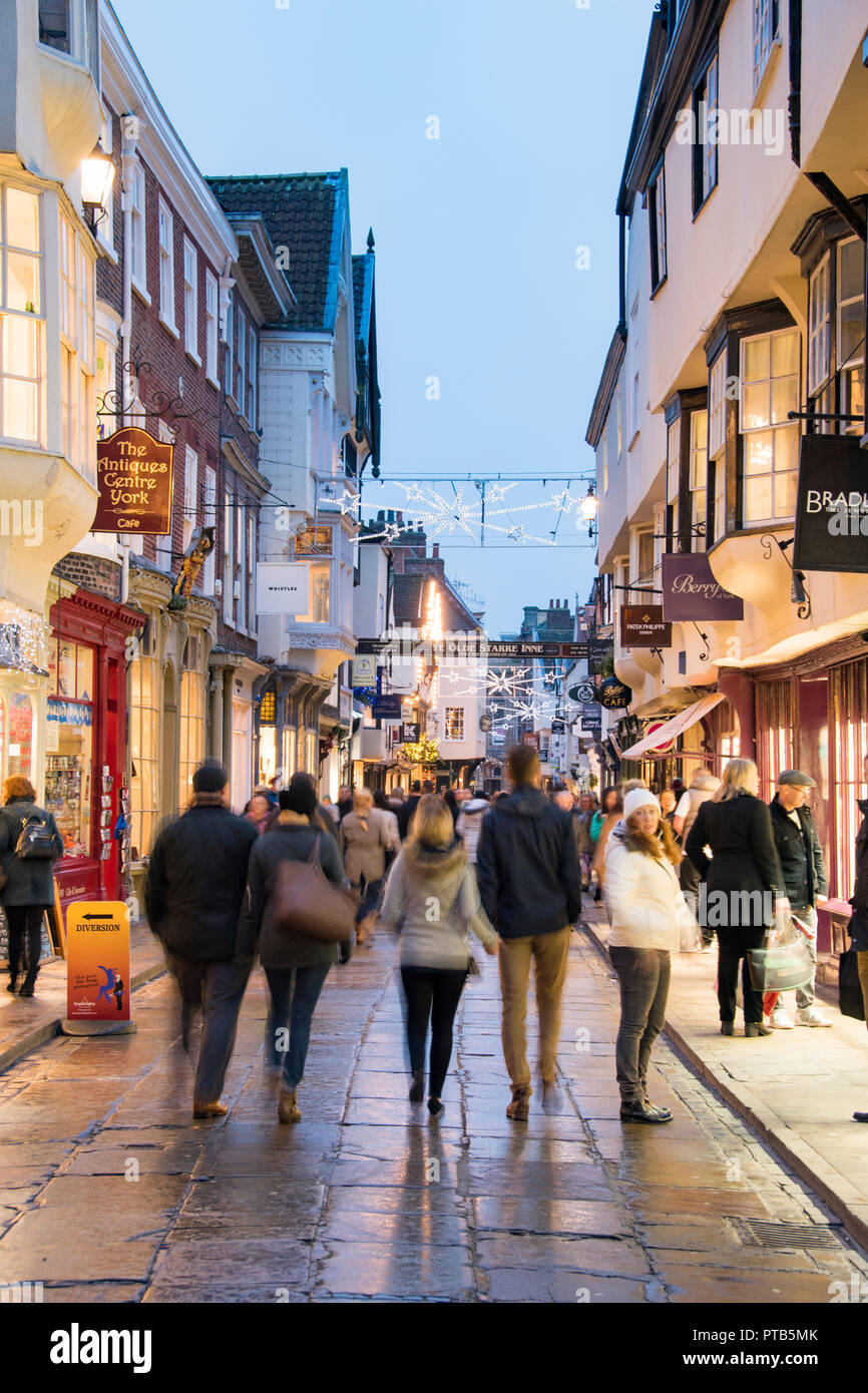 York, Regno Unito - 12 DIC 2016: Un Natale shoppers affollano la trafficata corsie pedonali di York del centro storico il 12 Dic a Stonegate, York Foto Stock